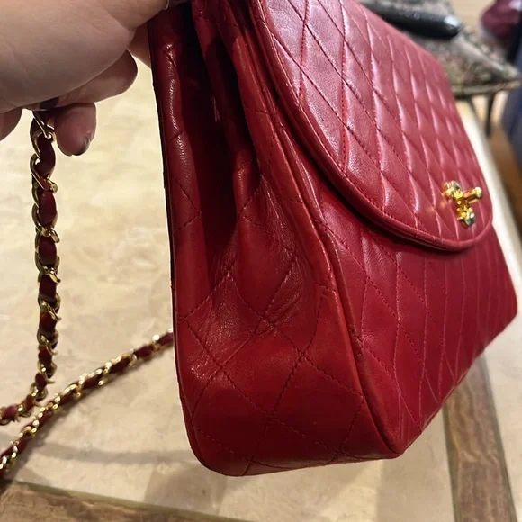 Authentic Chanel Red quilted Diana shoulder handbag - Picture 4 of 17